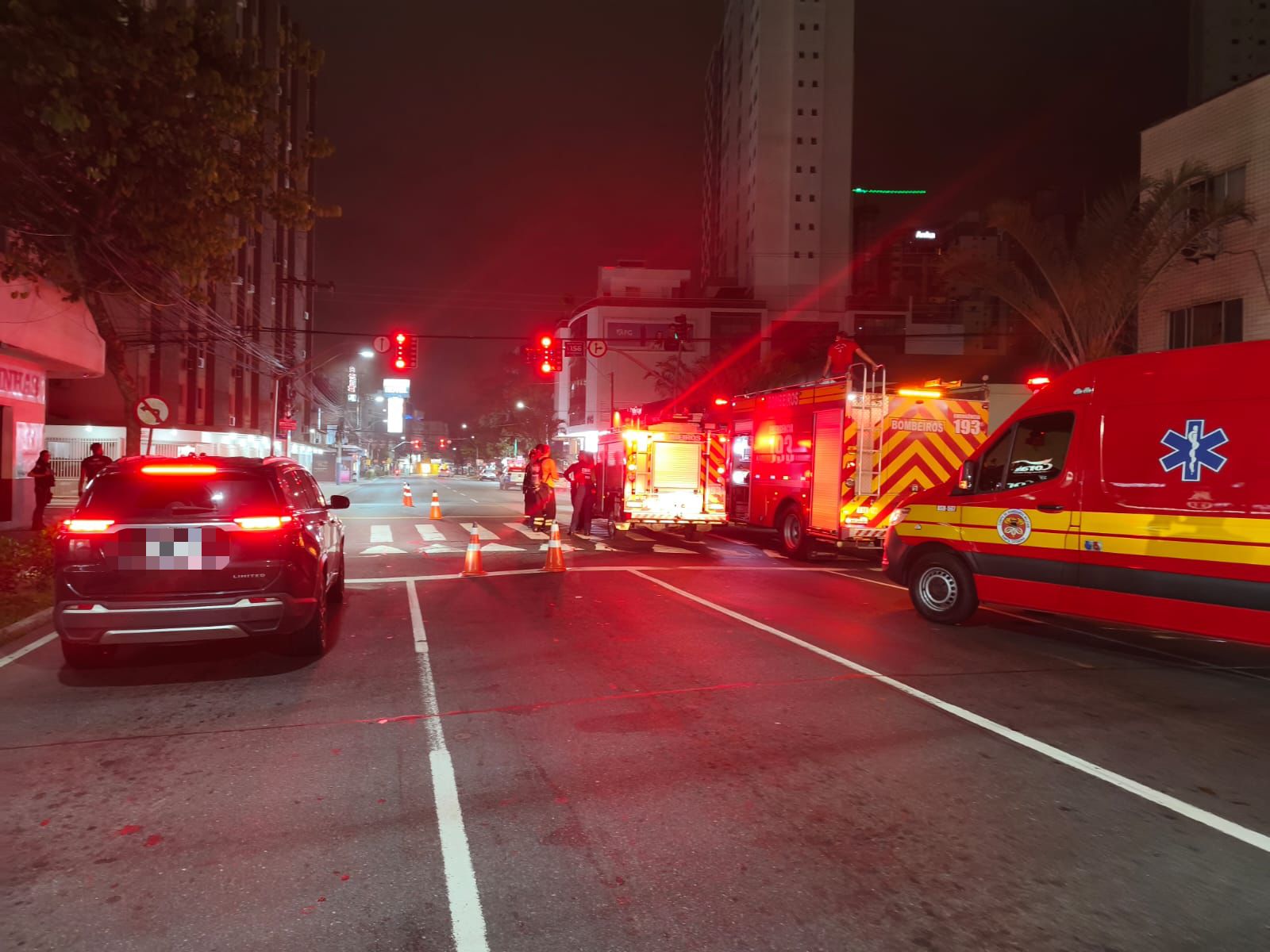 Corpo de Bombeiros combate incêndio em agência bancária em Balneário Camboriú