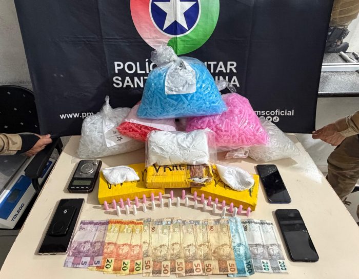 PM estoura ponto de tráfico e prende casal em Itapema