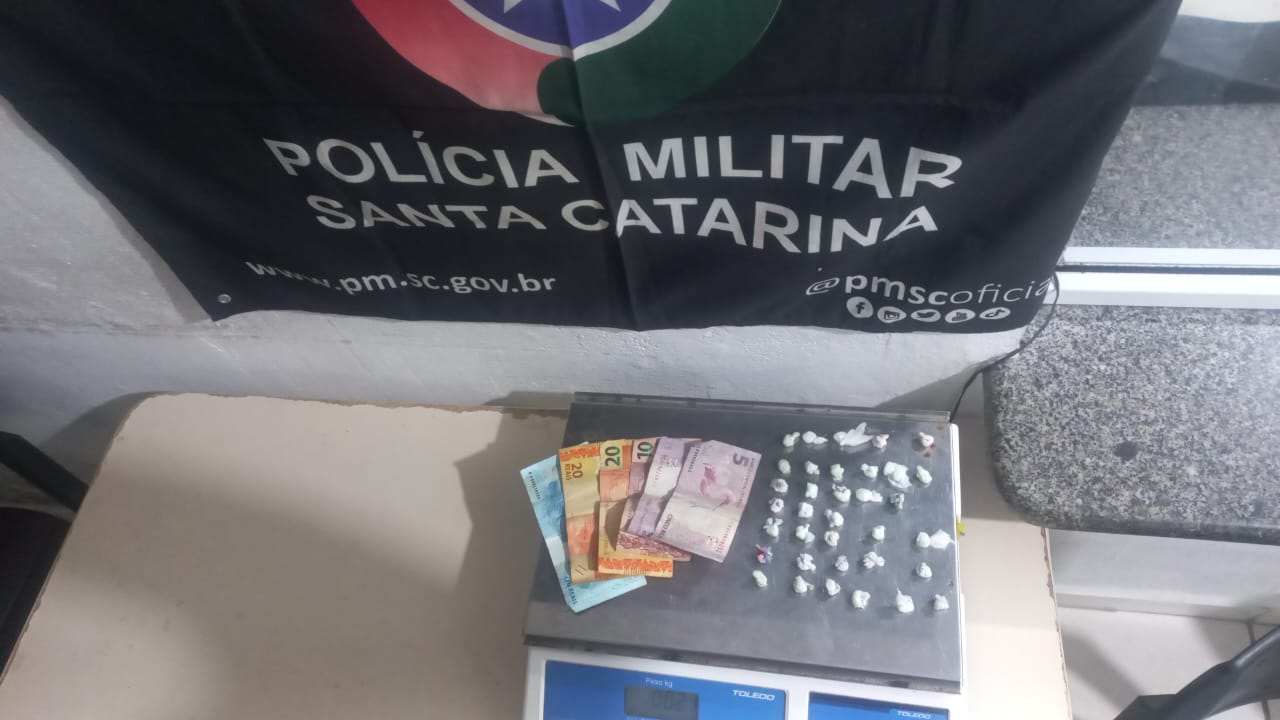 Dupla tenta fugir da PM em ponto de tráfico, mas acaba presa