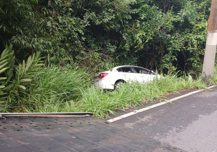 Carro despenca em ribanceira e mobiliza agentes de trânsito em BC