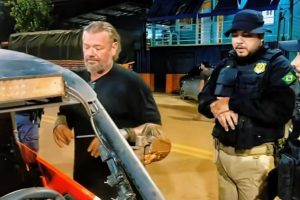 PRF recolhe carro de Richard Rasmussen na Transamazônica