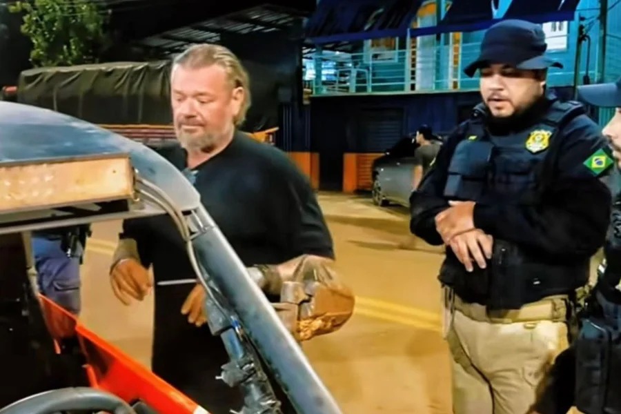 PRF recolhe carro de Richard Rasmussen na Transamazônica