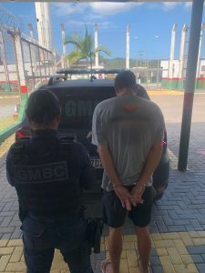 Motorista em zigue-zague é preso após guarda descobrir mandado em aberto