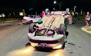 Vídeo mostra carro capotado após colisão em Ilhota