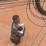 Ex-soldado enfrenta enchente e salva bebê no colo em MG