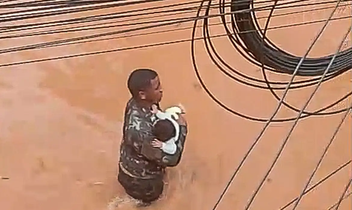 Ex-soldado enfrenta enchente e salva bebê no colo em MG