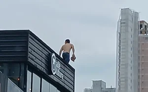 Homem em surto mobiliza forças de segurança em Itajaí