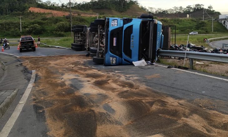 Caminhão tomba na BR-470 e deixa motorista ferido