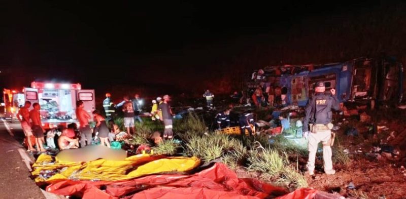 Ônibus a caminho de Santa Catarina tomba na BR-153 e deixa seis mortos