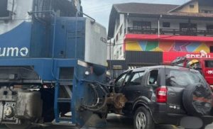 Trem atinge e arrasta carro em cruzamento movimentado de Joinville