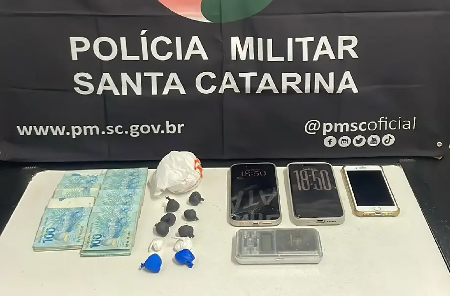 Suspeito confessa tráfico e acaba preso com cocaína e R$ 13 mil em Brusque
