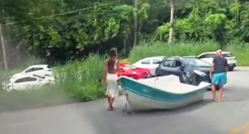 Vídeo: barco cai de reboque e para sobre o asfalto no Morro da da Lagoa