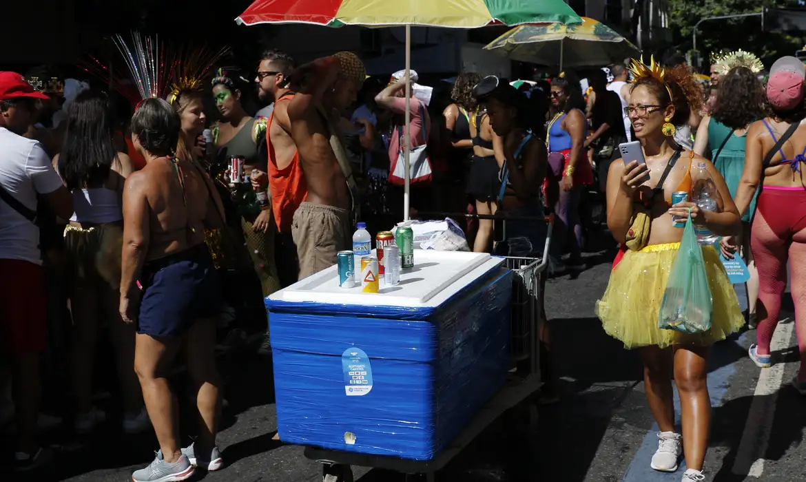 Golpes no Carnaval: saiba como se proteger e curtir a folia com segurança
