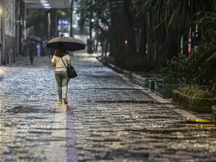 Ciclone acende alerta para chuva forte e ventos de até 100 km/h
