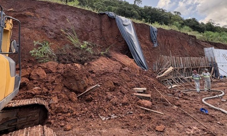 Deslizamento de terra atinge três trabalhadores durante obra