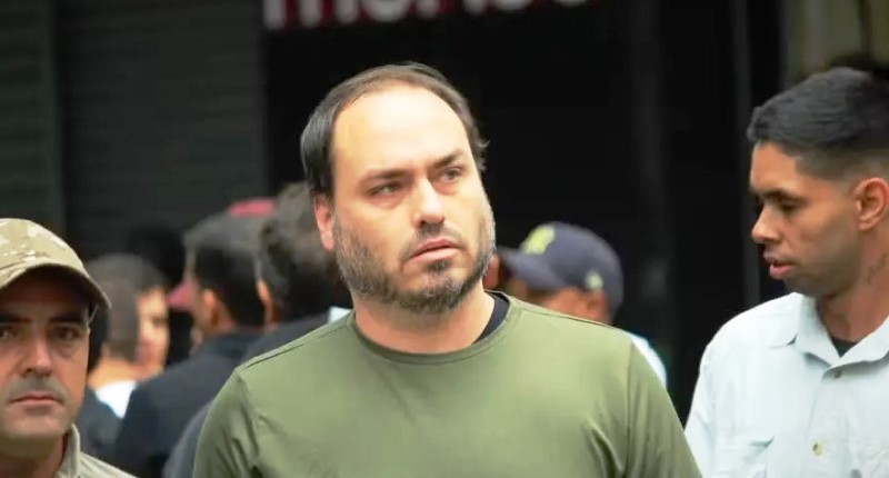 Carlos Bolsonaro conta como está o pai na Papudinha após visita
