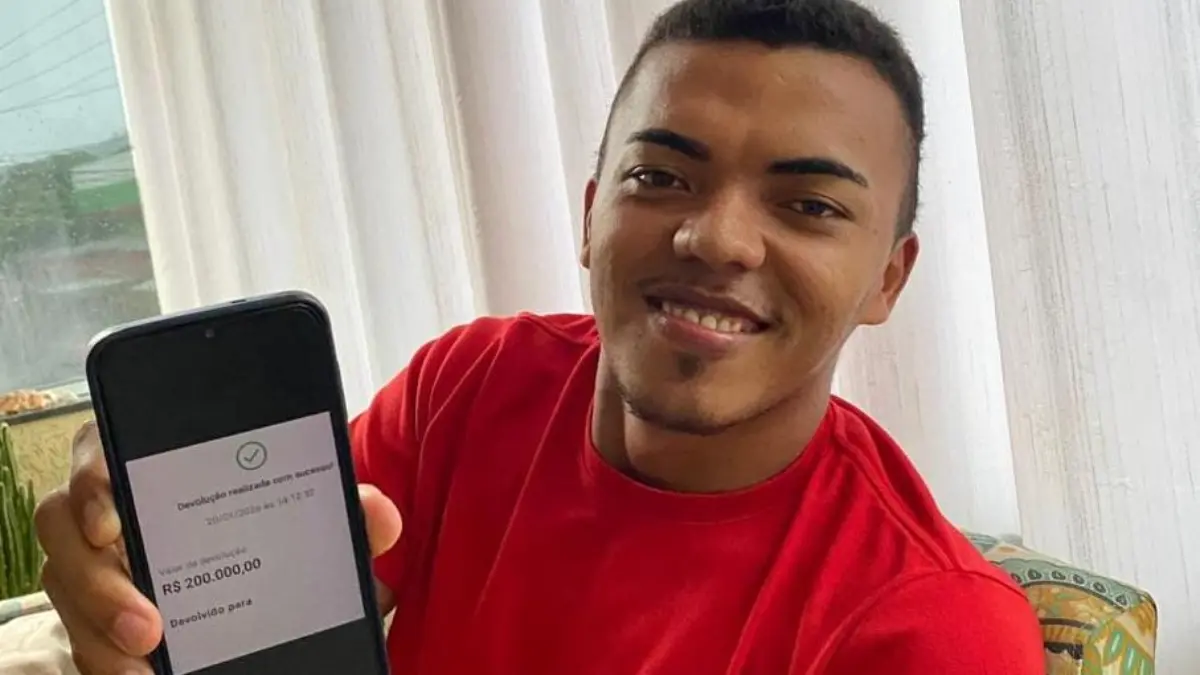 Estudante devolve R$ 200 mil via PIX e diz querer inspirar honestidade
