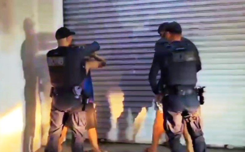 Vídeo: dupla é flagrada furtando cabos de energia no centro de Florianópolis