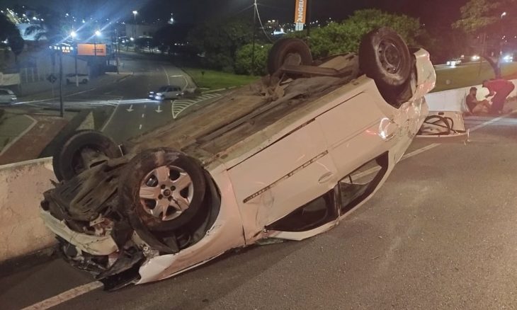 Grave capotamento de carro deixa sete feridos na Via Expressa