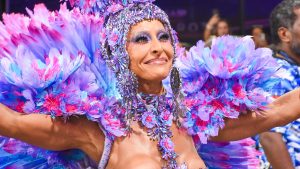 Sabrina Sato diz que quer desfilar até os 90 com seios à mostra