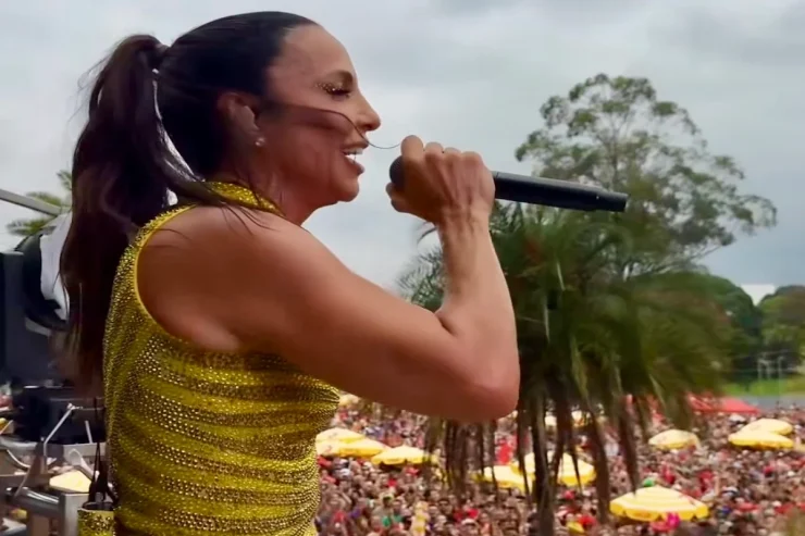 Ivete Sangalo estreia no Carnaval de SP e leva multidão