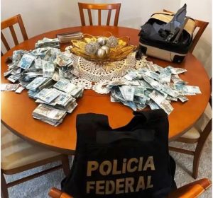 Vídeo: dinheiro é jogado pela janela em operação da PF em SC