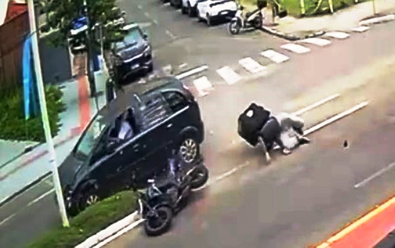 Homem é preso após atropelar moto de propósito em discussão de trânsito