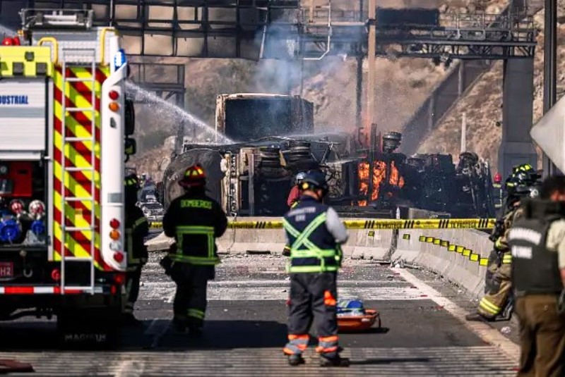 Vídeo: caminhão-tanque explode, provoca mortes e deixa feridos no Chile
