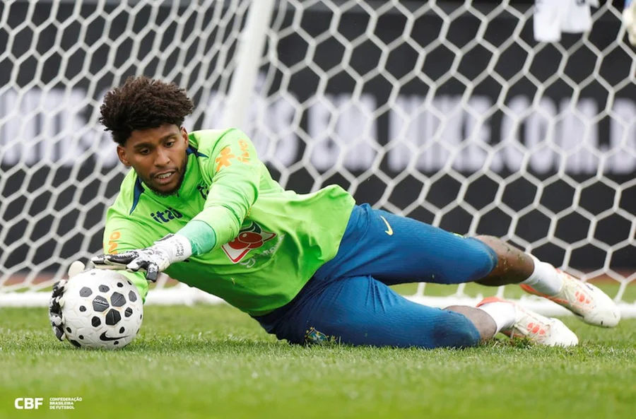 Hugo Souza é chamado às pressas para a Seleção após corte de Alisson