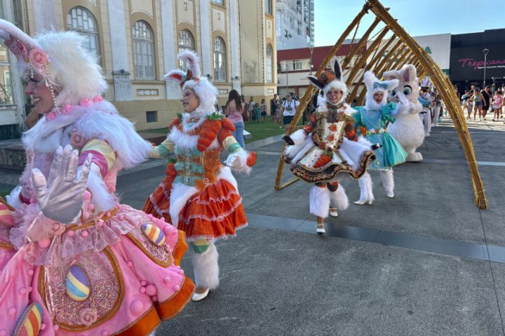 Desfile “Uma Doce Páscoa” leva magia e arte para o Centro de Itajaí