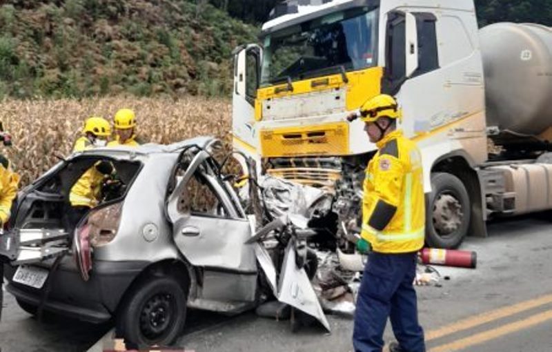 Quatro venezuelanos morrem em acidente na BR-470 na serra catarinense