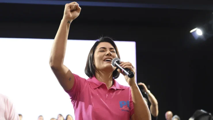 Michelle Bolsonaro ouve vaias ao chegar para votar em Brasília