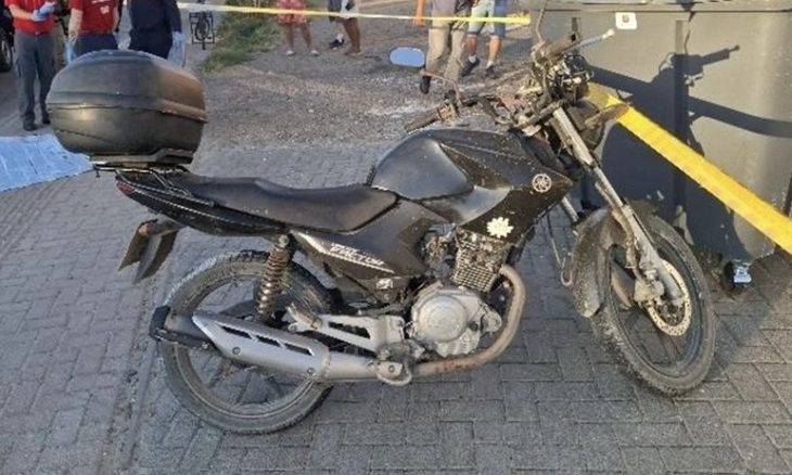 Motociclista de 63 anos morre ao colidir contra poste