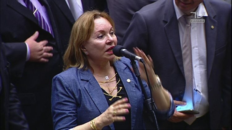 Deputada é monitorada por tornozeleira após operação da PF