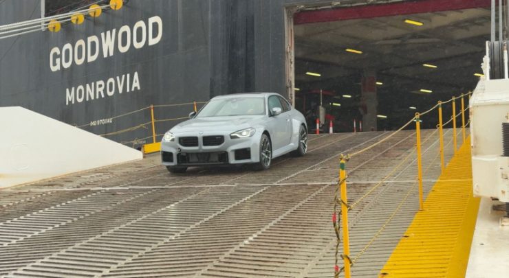 Carros de luxo são desembarcados no Porto de Itajaí