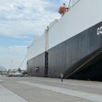 Carros de luxo são desembarcados no Porto de Itajaí