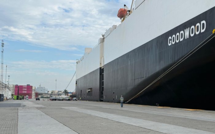 Carros de luxo são desembarcados no Porto de Itajaí