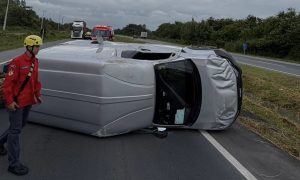 Capotamento de veículo interdita BR-470 e deixa motorista ferido