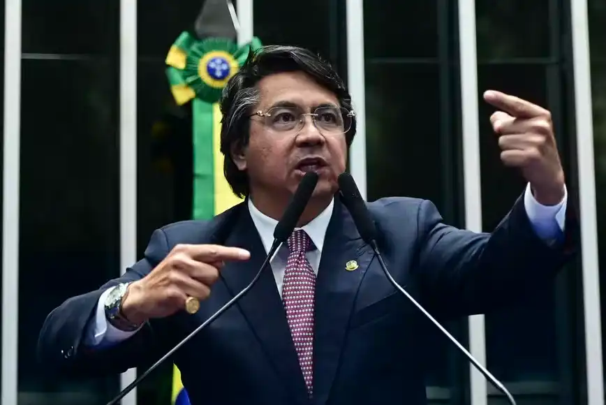 Senador foge de abordagem com carro sem placa e CNH vencida