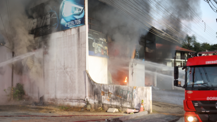 Incêndio de grandes proporções destrói loja de acessórios automotivos