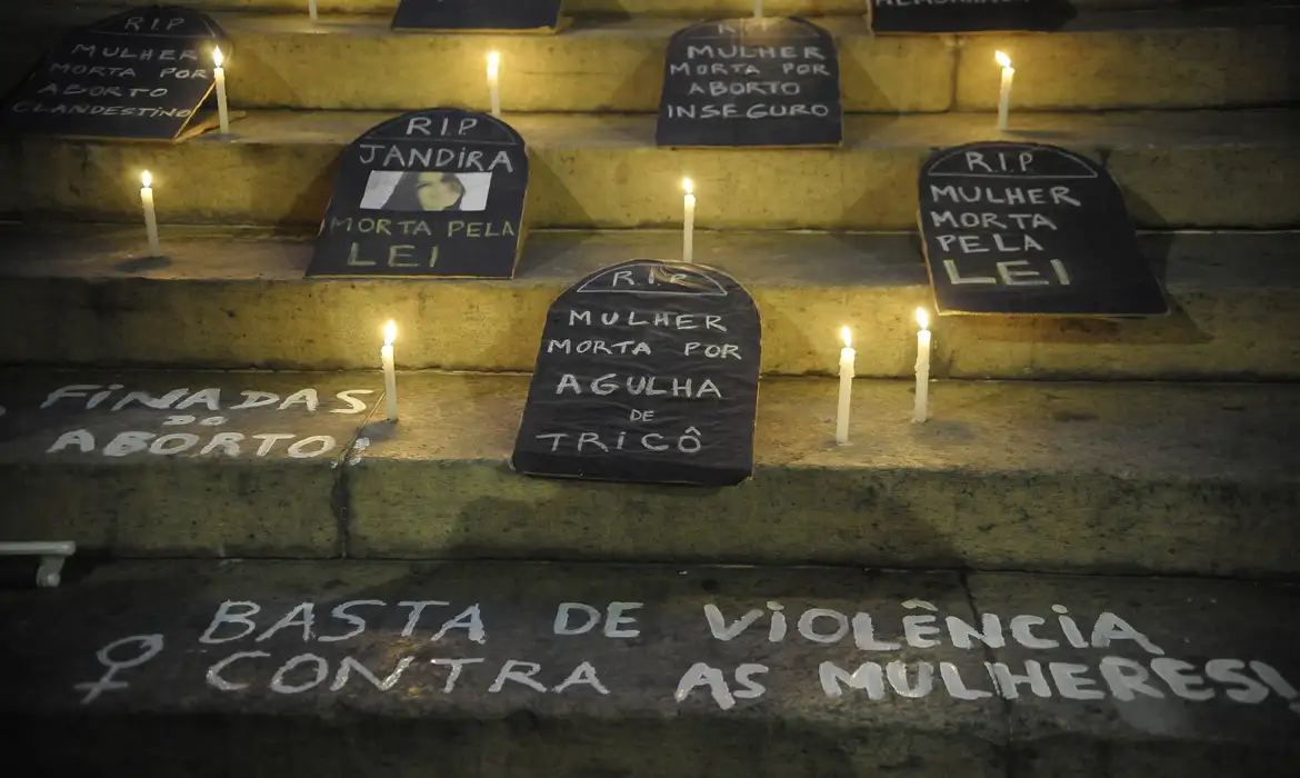 Protestos do Dia da Mulher denunciam feminicídios e cobram ações do poder público