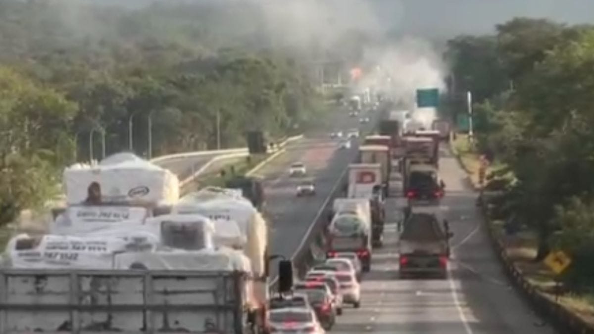 Fogo destrói cabine do caminhão da Coca-cola na BR 101