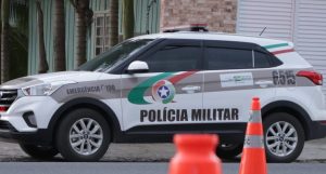 Motorista sofre golpe de faca no pescoço após briga de trânsito