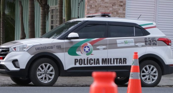 Motorista sofre golpe de faca no pescoço após briga de trânsito