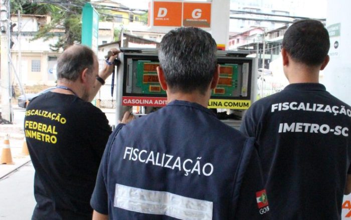 Fiscalização flagra bombas que entregavam menos combustível em SC