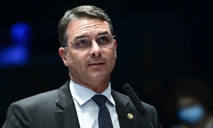 Flávio Bolsonaro protocola PEC pelo fim da reeleição para presidente