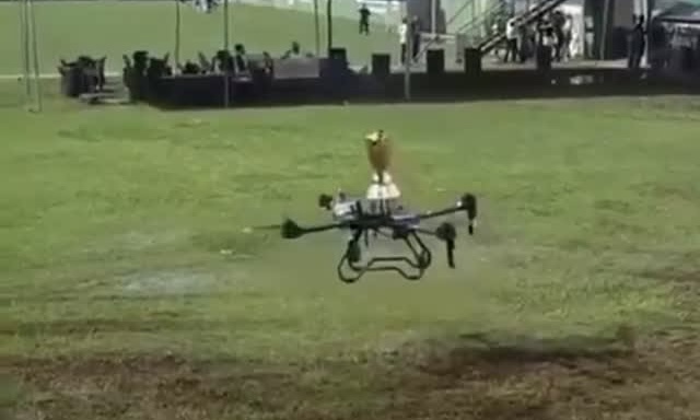 Vídeo: drone despenca com troféu de campeonato de futebol