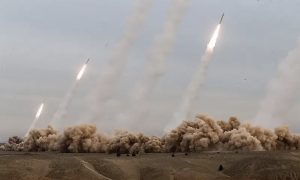 Irã ataca Tel Aviv com bombas de fragmentação após morte de Ali Larijani