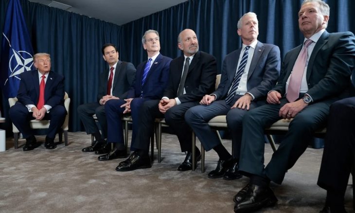 Saiba por que aliados de Trump usam sapatos maiores que os pés