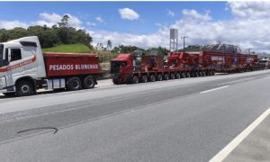 Transporte de carga “gigante” trava trânsito nas BRs 470 e 101